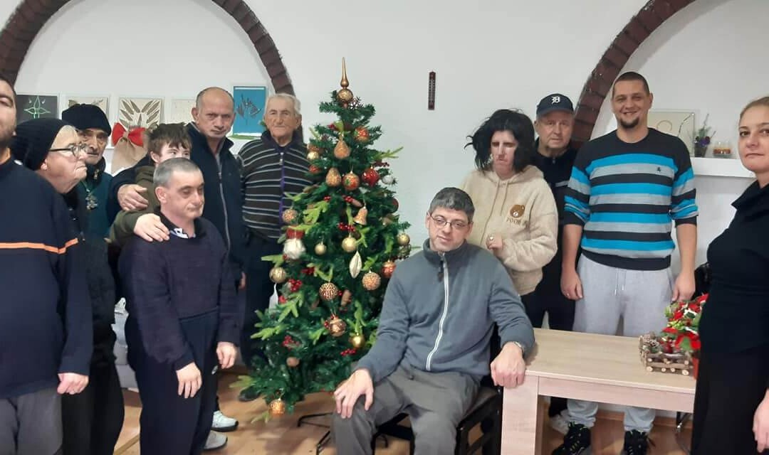 Украсување на Новогодишната Елка